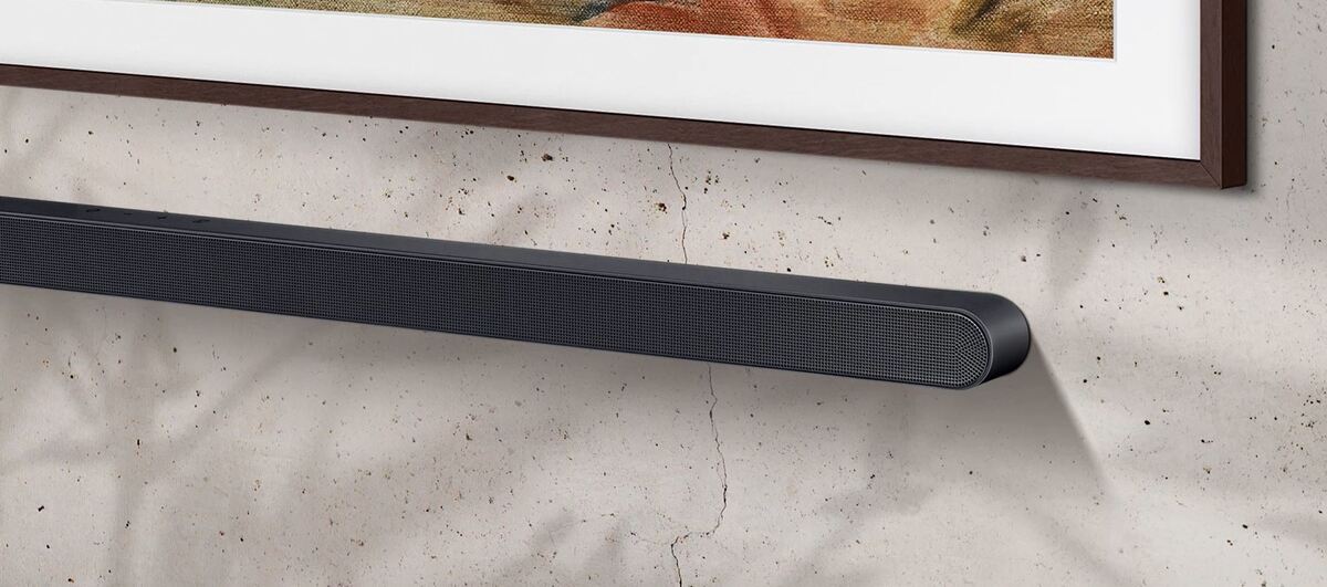 Soundbar Samsung HW-S700D czarny widok na soundbar stojący na szafce pod telewizorem pod skosem